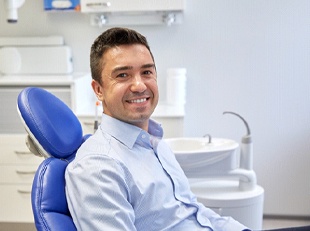 Man visiting emergency dentist in Leesburg
